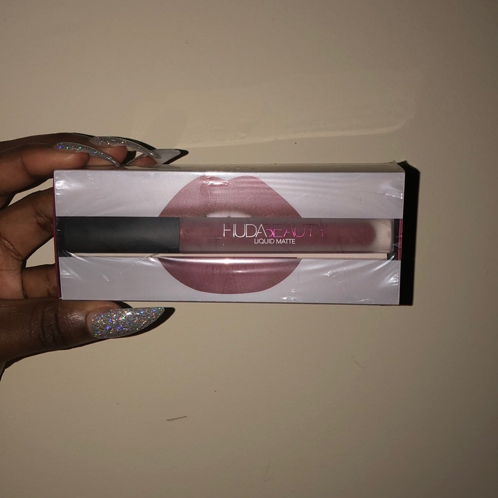 NEW Huda Beauty Liquid Lipstick in Trophy Wife